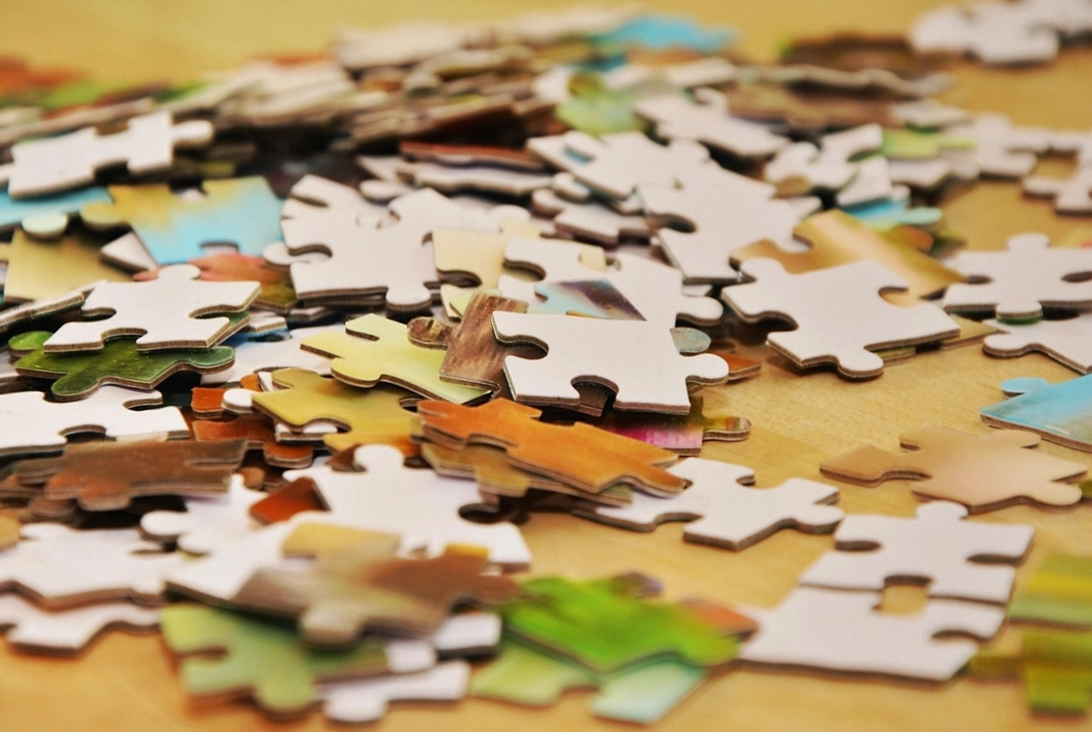 Complex mechanical puzzle in a high-difficulty escape room